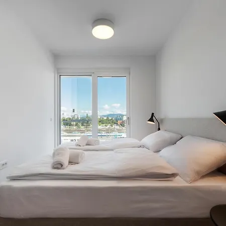 Spacious 2-bedroom With A Terrace In Central 公寓